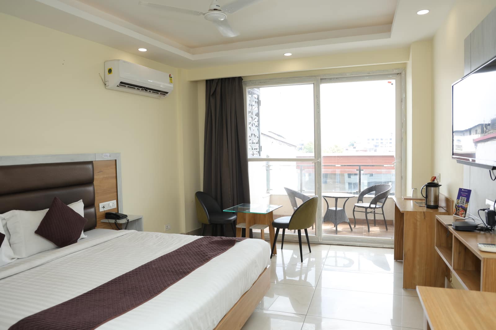 Executive Double Bed AC with Balcony at Hotel Oriental, Dehradun